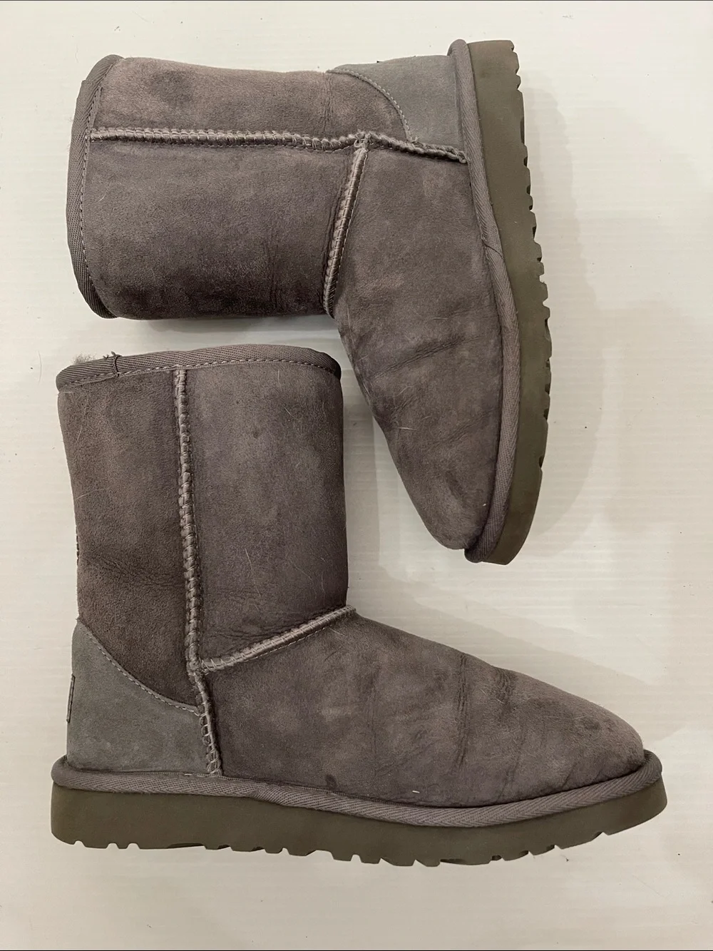 UGG WINTER CLASSIC SHORT II BOOTS BOYS-GIRLS SIZE 4